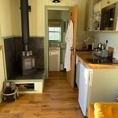 Sunset Snug Shepherd Hut 木屋 彭里斯