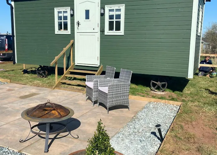 Sunset Snug Shepherd Hut * 彭里斯